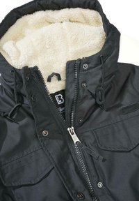 Czarna kurtka z podszewką z sztucznego futra, zamkiem błyskawicznym i regulowanymi ściągaczami. Posiada zatrzaski i dwie przednie kieszenie z patkami.