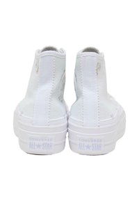 Hvit høy-topp sneakers med teksturert stoffoverdel, gummisåler og subtil blomsterbroderi. "Converse All Star" merking på hælen.