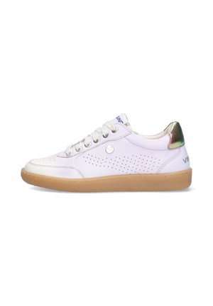 Sneaker en cuir blanc avec des perforations sur le côté, des accents argentés sur le talon et une semelle en caoutchouc naturel. Présente des lacets et un détail de logo.