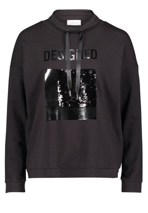 Sort langærmet sweatshirt med satinsnore, palietter i firkant og teksten "DESIGNED" i blank sort på forsiden.