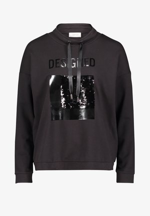 Zwart sweatshirt met lange mouwen, satijnen trekkoorden, een vierkant van pailletten en de tekst "DESIGNED" in glanzend zwart op de voorkant.