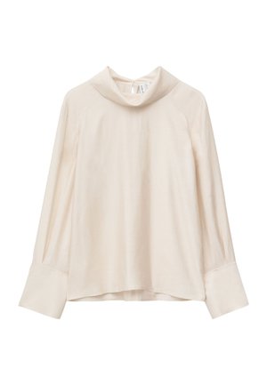 Kremowa bluzka z długim rękawem o luźnym kroju, z szerokimi mankietami i luźnym kołnierzem typu golf na białym tle.