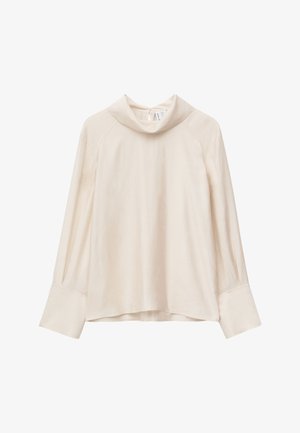 Kremowa bluzka z długim rękawem o luźnym kroju, z szerokimi mankietami i luźnym kołnierzem typu golf na białym tle.