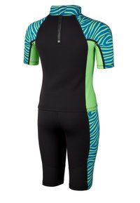 Vue arrière d'une combinaison de plongée courte noire et verte avec un motif zèbre bleu-vert sur les épaules et les côtés, dotée d'une courte fermeture éclair dans le haut du dos.