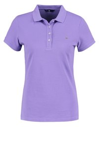 Fialová polo košile vyrobená z bavlny. Má límeček, krátké rukávy a zapínání na tři knoflíky. Obsahuje malé logo jako akcent.