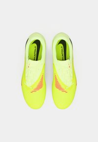 Cizme de fotbal galbene cu un superior texturat, având un design curajos cu dungi roz și șireturi albe, concepute pentru agilitate și confort.