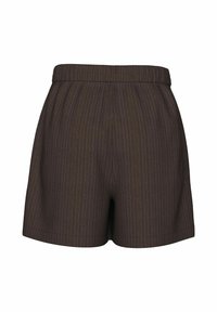 Pantalones cortos marrones a rayas con un cinturón plano, que presentan un diseño ajustado y dobladillos doblados. La tela parece suave con una sutil textura.