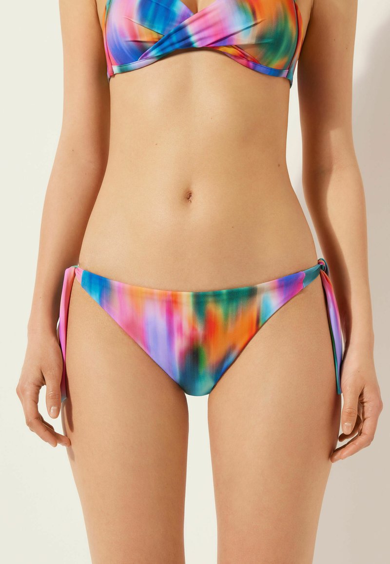 Barevný bikini set s kalhotkami na zavazování po stranách v živých abstraktních vzorech růžové, modré, oranžové a zelené. Vyrobeno z hladkého materiálu.