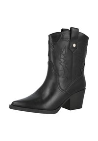 Bota de vaquero de cuero negro con punta afilada, tacón cuadrado y costuras decorativas en el eje. Cuenta con una lengüeta y un acento en tono plateado.