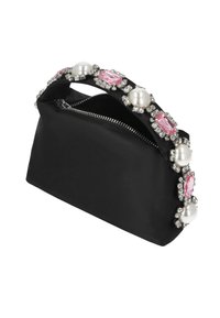 Geantă de mână din satin negru, cu închidere cu fermoar, decorată cu elemente roz și perle de-a lungul mânerului, având un design structurat.