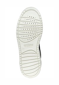Suela de goma blanca con patrones texturizados y agujeros de drenaje, con la marca "GEOX". Punta redondeada con ligera elevación del tacón.