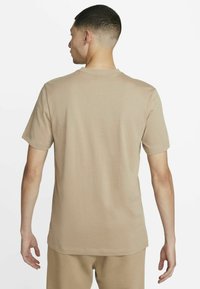 Nike Sportswear CLUB TEE - T-shirt básica - khaki white