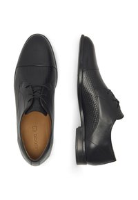 Černé kožené polobotky s hladkou špičkou a tkanou texturou na bocích. Obsahují šněrování a nízký vrstvený podpatek.