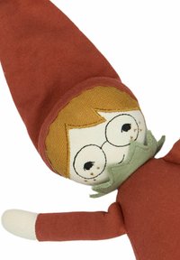 Poupée en tissu avec un long chapeau rouge, une tenue orange et un col vert. Visage brodé avec lunettes et cheveux bruns. Texture douce.