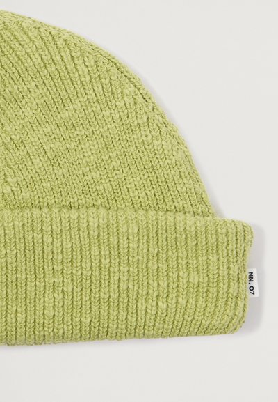 Cappellino lavorato a maglia verde chiaro con un motivo testurizzato, caratterizzato da un bordo ripiegato e una piccola etichetta sul lato. Tessuto morbido, design senza cuciture.