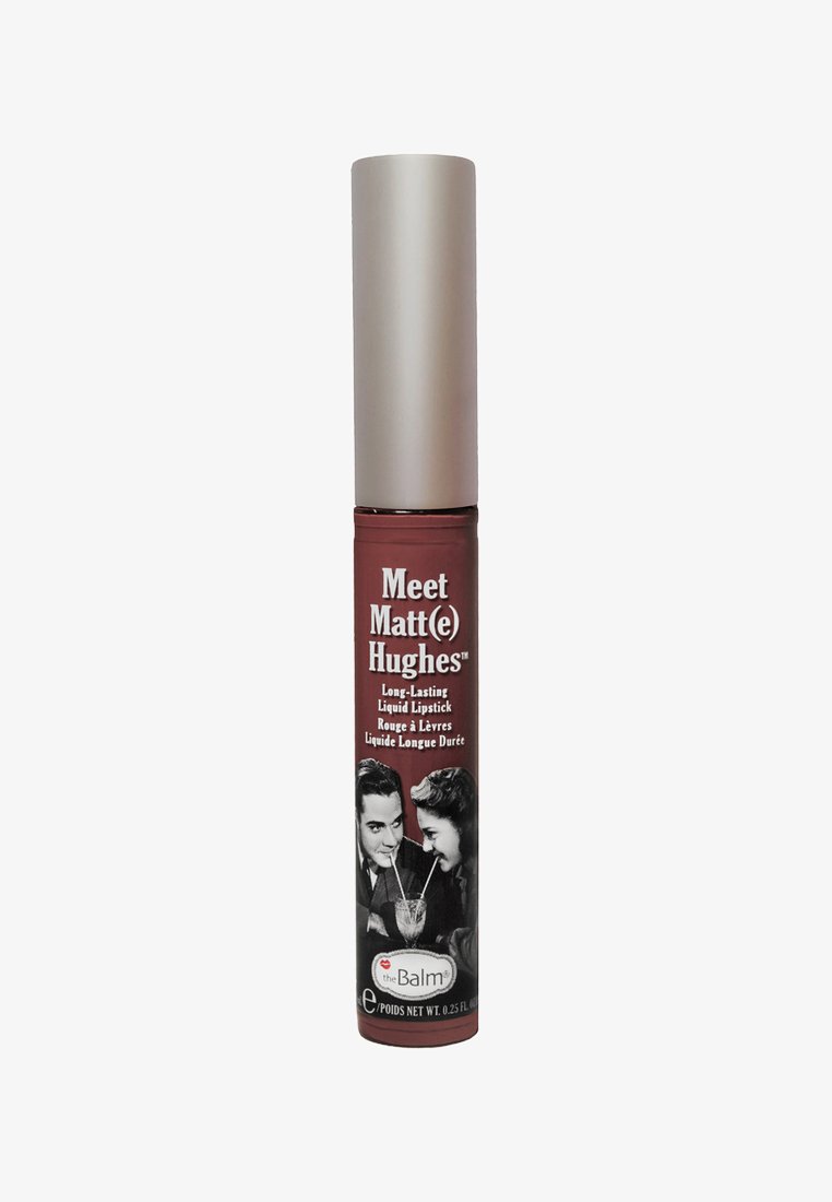 Tube de rouge à lèvres liquide avec une base matte bordeaux, un capuchon argenté et un graphique rétro de couple en noir et blanc ; le texte inclut les détails de la marque et du produit.