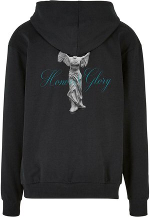 Mustaga kapuutswiit, mille seljal on tiibadega statuuri graafika ja tekst "Austatud ja Au" türkiissinises. Puuvilla segumaterjal.