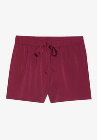 Bordo kratke hlače za spavanje izrađene od mekog materijala, s elastičnom gumom u struku i vezicom te nabranim detaljima za udobnost.