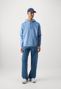 Tommy Jeans FLAG HOODIE - Hanorac - westside blue