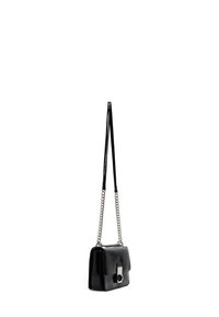 Bolso de hombro de charol negro con forma rectangular, tira de cadena plateada y cierre en la parte delantera con una acentuación circular.