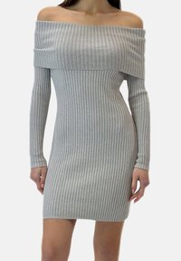 Grå ribbet kjole med off-shoulder design, lange ærmer, kropsnær pasform og subtil tekstur, der slutter over knæet.