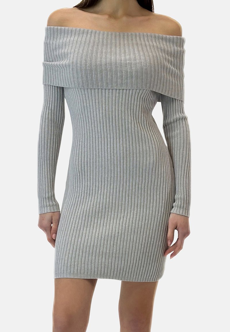 Grå ribbet kjole med off-shoulder design, lange ærmer, kropsnær pasform og subtil tekstur, der slutter over knæet.