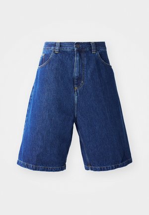 Shorts in denim con lavaggio blu, caratterizzati da un'alta vita, due tasche frontali e cuciture gialle lungo le cuciture.