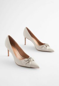 Next WIDE FIT FOREVER COMFORT MID COURT - Pumps - nude