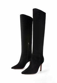 Czarne kozaki za kolano wykonane z zamszu, z ostrym noskiem i wysokim obcasem. Posiadają boczny zamek błyskawiczny do zapinania. Gładka faktura, minimalistyczny design.