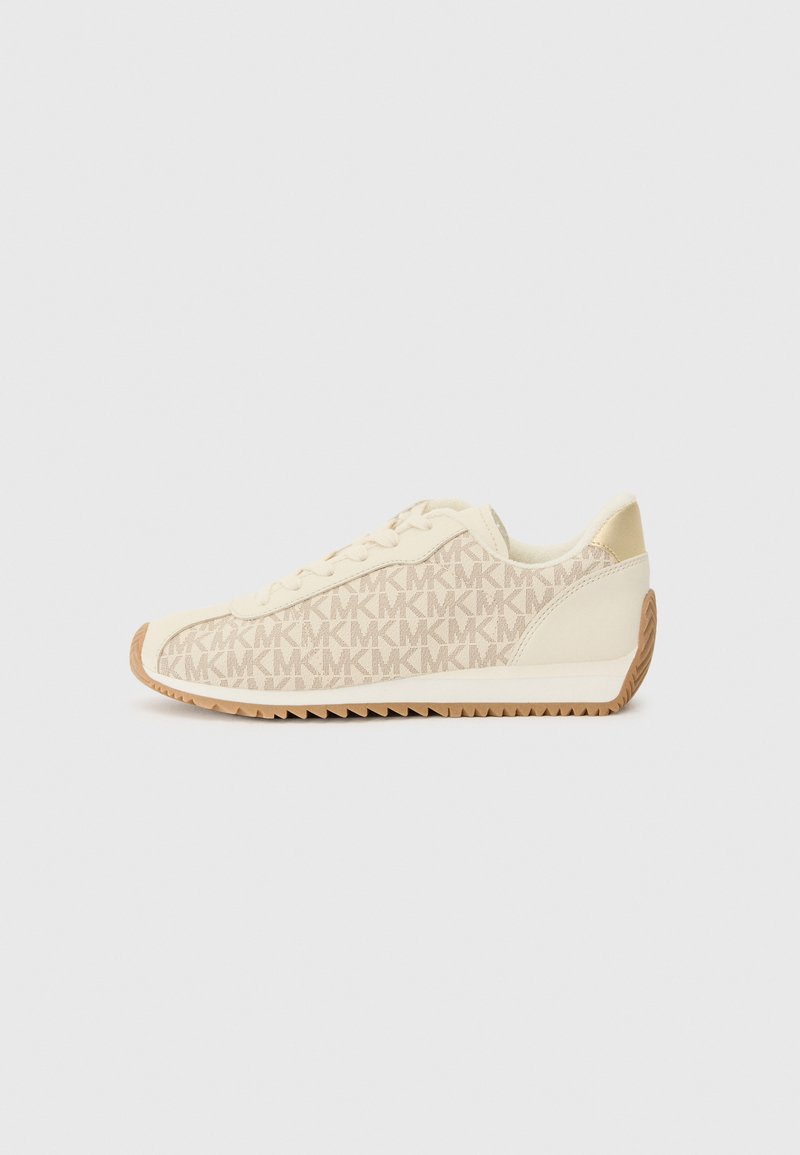 Lyscreme sneakers med et mønstret tan-logo, glatte læderdetaljer og en tekstureret gummisål med zigzag-detaljer.
