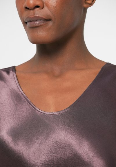 Elegantes, ärmelloses Oberteil aus tiefviolettem Satin mit weitem Rundhalsauschnitt, das eine glatte Textur und einen subtilen Glanz präsentiert.