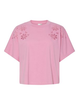 T-shirt de algodão rosa claro com um corte solto, apresentando recortes florais nas mangas e um decote redondo.