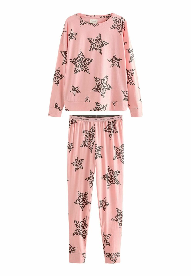 Vaatekokoelma vaaleanpunaisia pyjamapukuja, joissa on pitkähihainen paita ja housut, koristeltu mustilla leopardikuvioisilla tähdillä. Valmistettu pehmeästä kankaasta, jossa on joustava vyötärö.