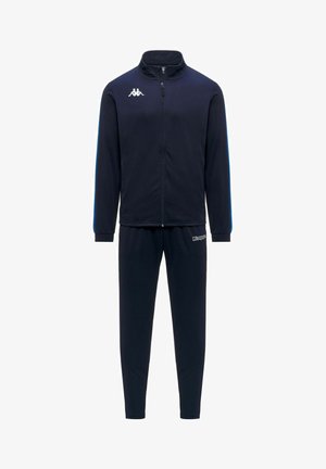 Survêtement Kappa bleu marine avec veste zippée intégrale présentant des logos blancs sur la poitrine et le pantalon, ainsi qu'un détail à bandes bleues sur les manches.