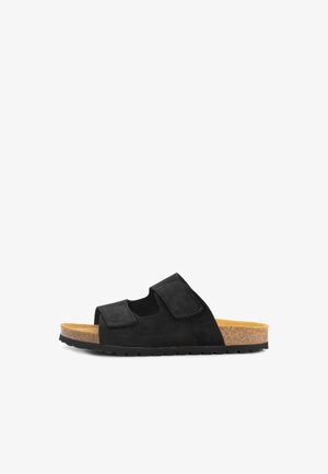 Schwarze offene Pantoletten-Sandale mit zwei verstellbaren Riemen, Kork-Fußbett und schwarzer Gummisohle, seitlich dargestellt.