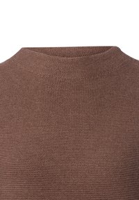 Brauner Strickpullover mit hohem Kragen und strukturiertem Stoff. Das Design zeichnet sich durch ein dichtes Strickmuster und eine glatte Oberfläche aus.