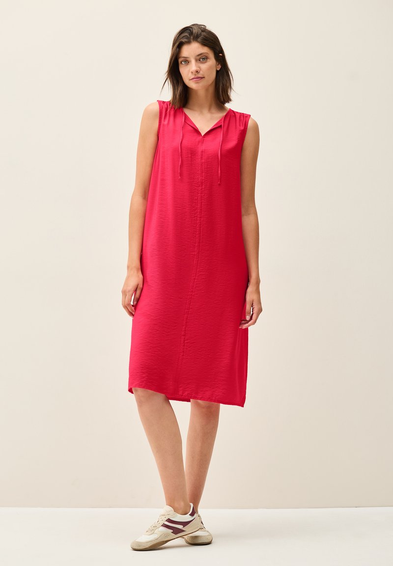 Robe sans manches rouge avec capuche et coupe décontractée. Fabriquée en tissu lisse avec une texture subtile, tombant juste en dessous du genou.