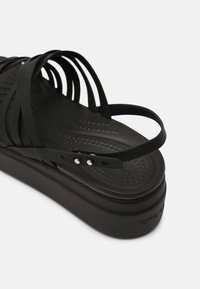 Crocs BROOKLYN STRAPPY - Sandali con plateau - black