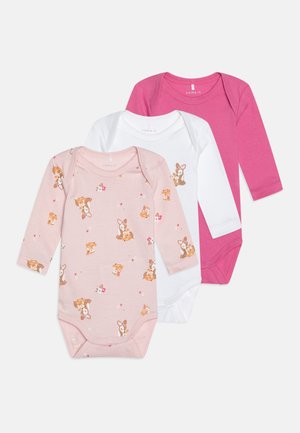 Tres bodies de manga larga: uno rosa con estampados de animales, uno blanco y uno rosa liso. Todos están hechos de algodón suave y cuentan con broches de presión.