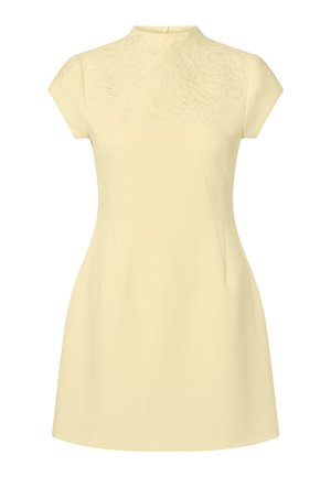 Φόρεμα μικρόμάνικο σε απαλό κίτρινο χρώμα με κοντά μανίκια, ψηλό λαιμόκοψη και λεπτεπίλεπτη κεντητή λουλουδάτη διακόσμηση στο πάνω μέρος του στήθους και στους ώμους.
