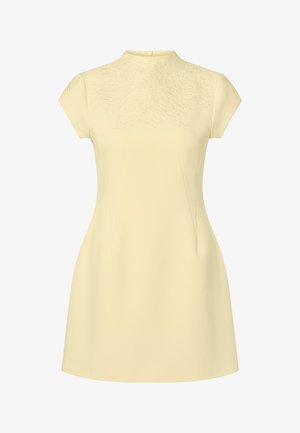 Φόρεμα μικρόμάνικο σε απαλό κίτρινο χρώμα με κοντά μανίκια, ψηλό λαιμόκοψη και λεπτεπίλεπτη κεντητή λουλουδάτη διακόσμηση στο πάνω μέρος του στήθους και στους ώμους.
