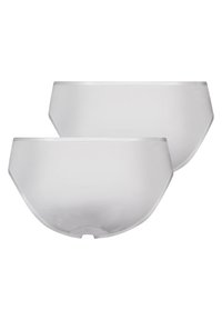 Twee paren witte, ondoorzichtige slips met een gladde textuur en een subtiele glans, met een klassieke snit en een zachte elastische tailleband.