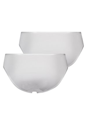 Twee paren witte, ondoorzichtige slips met een gladde textuur en een subtiele glans, met een klassieke snit en een zachte elastische tailleband.