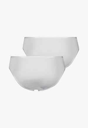Twee paren witte, ondoorzichtige slips met een gladde textuur en een subtiele glans, met een klassieke snit en een zachte elastische tailleband.
