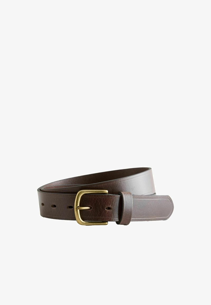 Ceinture en cuir marron foncé avec une boucle en laiton, roulée et posée sur un fond blanc.
