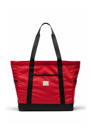 Sac fourre-tout rouge avec des poignées et une base noires, une poche avant et une petite étiquette rectangulaire au centre sur fond blanc.