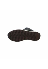 Calzado negro con una parte superior texturizada, con una suela de goma con un patrón de relieve profundo y una puntera lisa, diseñado para ofrecer tracción.