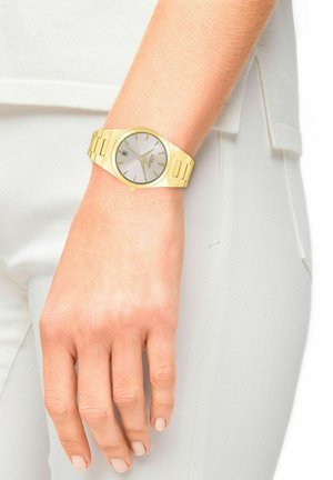 Goldfarbene Metallarmbanduhr mit einem runden silbernen Ziffernblatt, dünnen Stundenmarkierungen und Datumsanzeige. Das Armband hat ein verknüpftes Design.