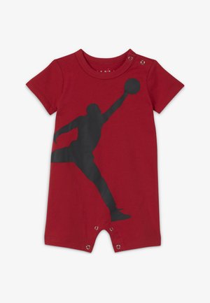 Un body de algodón rojo con una gran silueta negra de un jugador de baloncesto alcanzando una pelota, con cierres a presión en la parte inferior.