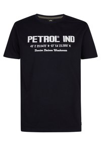 T-paita, jossa on meriharmaa väri ja valkoiset tekstit: "PETROL IND" ja koordinaatit. Pyöreä kaula-aukko ja lyhyet hihat. Normaalille istuvuudelle.